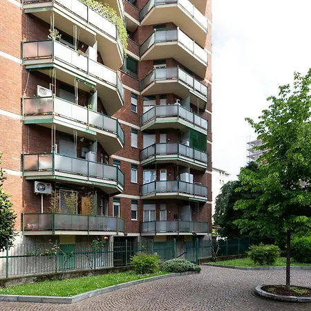 Lorenteggio-piazza Frattini Balcony アパート ミラノ