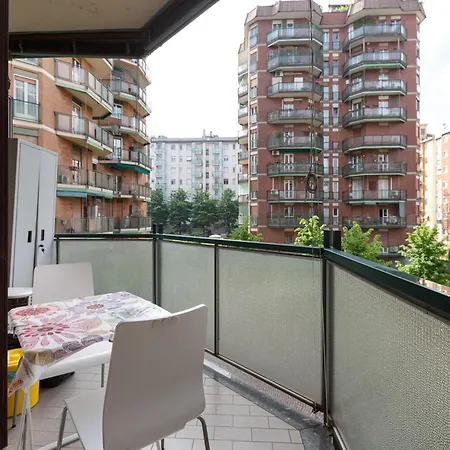 Lorenteggio-piazza Frattini Balcony ミラノ
